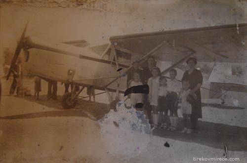 со мајка му 1930 и некоја кога во Велес имало можност да платиш авион и леташ над градот. Пистата била кај денешна касарна